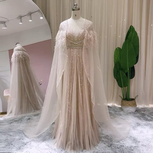 فستان تل بتطريز على الصدر ومزين بالريش