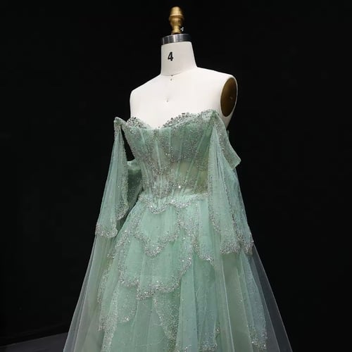 فستان طبقات من التل مطرزه