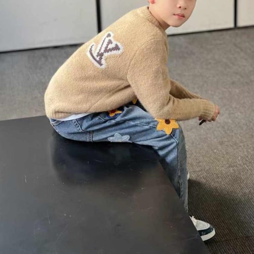 سويتر صوف ناعم بشعار الماركة من الامام والخلف