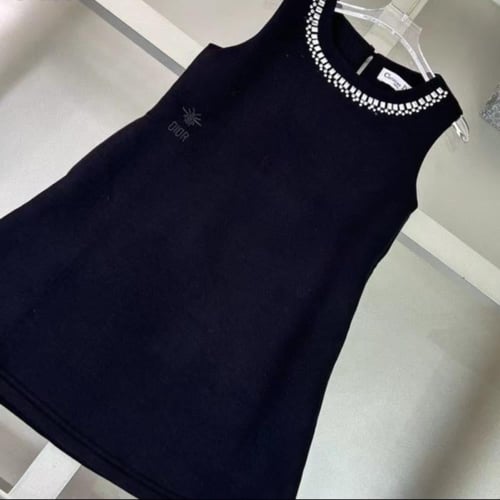 فستان اسود بكريستالات عند الرقبه من ديور