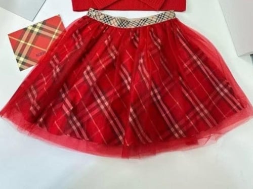 تنوره قطن فوقها طبقه من التل باللون الاحمر