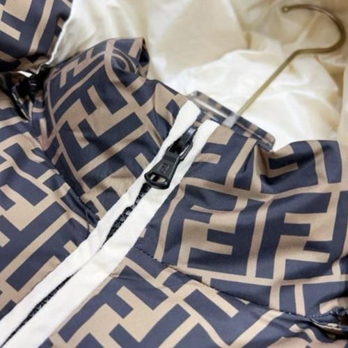 جاكيت منفوخ بيج مع غطاء للرأس وشعار للماركة