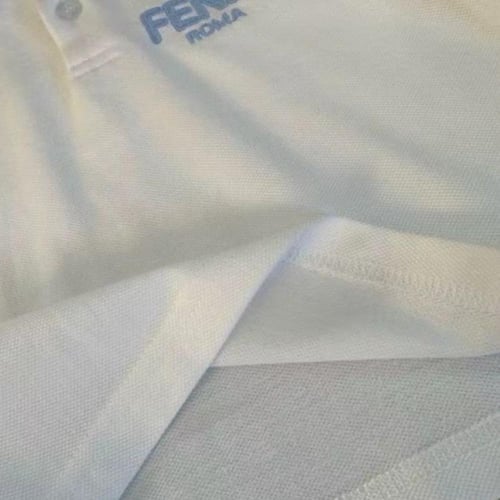 تيشيرت بولو قطن ابيض بياقة زرقاء عليها شعار المارك...