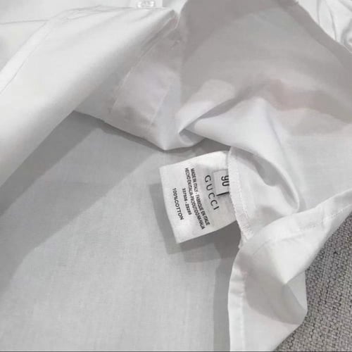 قميص قطن ابيض بتطريز كرزه وشعار الماركة