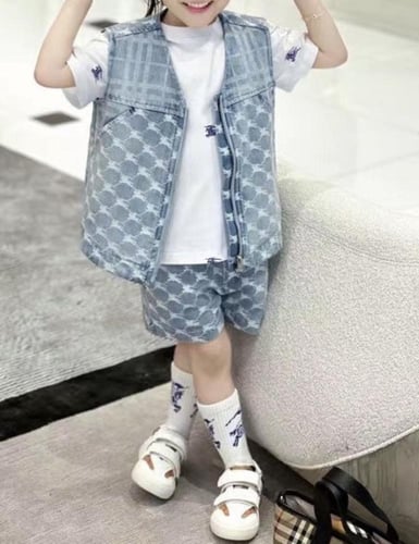 شورت جينز ازرق عليه شعارات للماركه