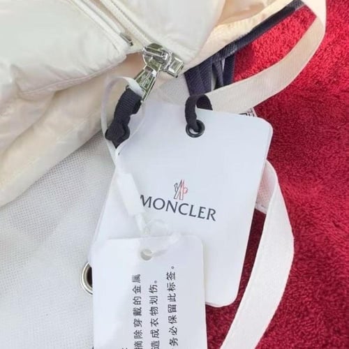 جاكيت منفوخ ابيض مع غطاء للرأس به فرو