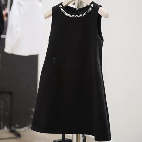 فستان اسود بكريستالات عند الرقبه من ديور