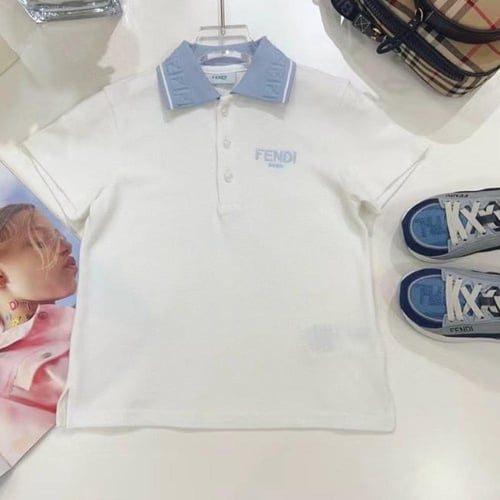 تيشيرت بولو قطن ابيض بياقة زرقاء عليها شعار المارك...