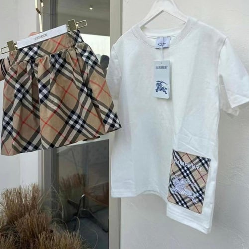 تيشيرت قطن من بيربري عليه شعار الماركة