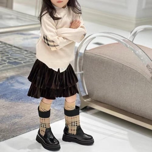 سويتر صوف ناعم برقبه دائريه والوان بارده