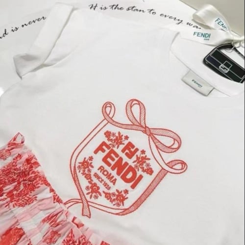 تيشيرت قطن ابيض بتطريز احمر لشعار الماركة