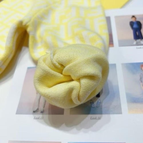 كارديغان صوف ناعم بنقشة شعار الماركه