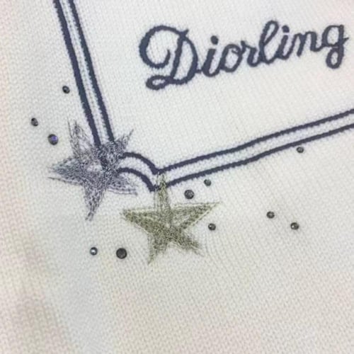 سويتر من الصوف الناعم مع غطاء للرأس وشعار الماركة