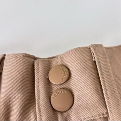 بنطلون كاجوال واسع عليه شعار قوتشي من الخلف