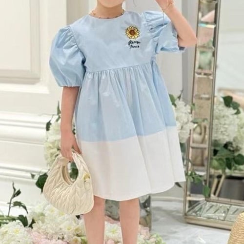 فستان باللون السماوي والابيض وبأكمام منفوخه من كين...