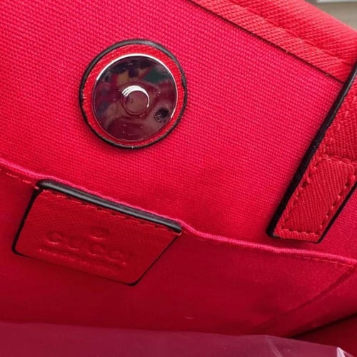 حقيبة يد واسعة بشعار الماركة مزينة بطبعات للأطفال