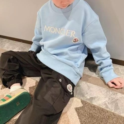 سويت شيرت قطن باللون السماوي عليه شعار الماركه