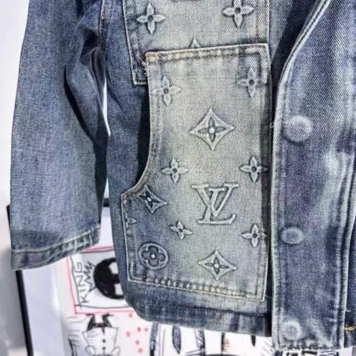 جاكيت جينز بشعارات الماركة