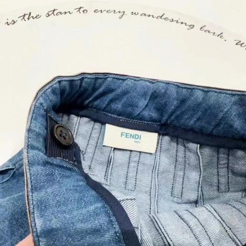 تنورة جينز بكسرات ومطاط على الخصر عليه شعار المارك...