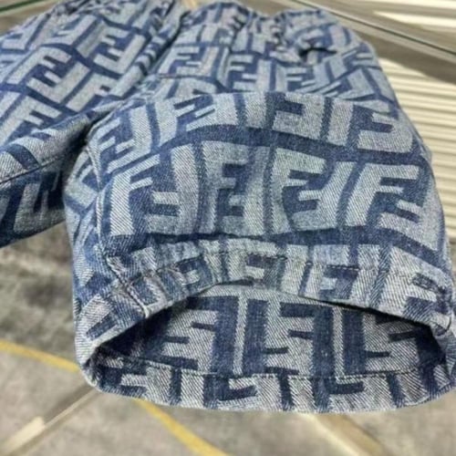 شورت للأولاد بنقشة شعار فندي