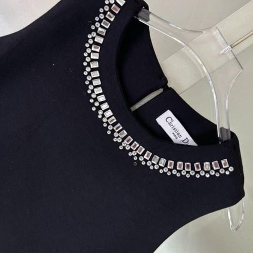 فستان اسود بكريستالات عند الرقبه من ديور