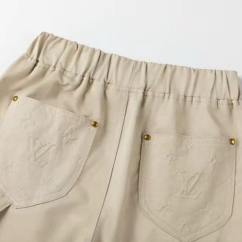 شورت بيج عليه شعار الماركة للأولاد