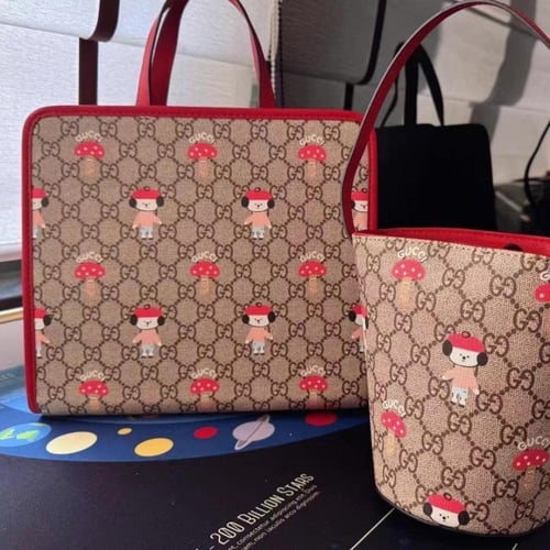 حقيبة يد واسعة بشعار الماركة مزينة بطبعات للأطفال