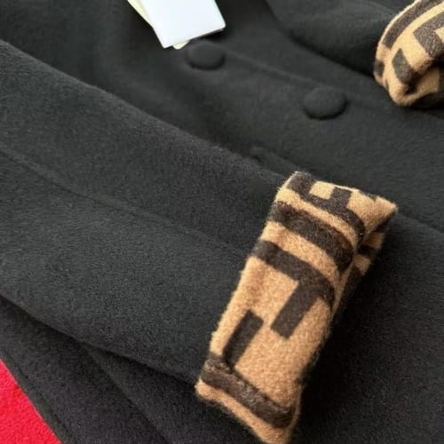 بالطو صوف اسود من فندي