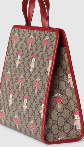 حقيبة يد واسعة بشعار الماركة مزينة بطبعات للأطفال