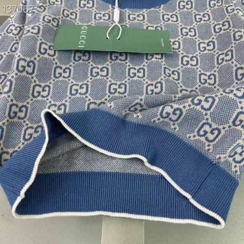 سويتر ناعم ازرق بنقشة شعار قوتشي