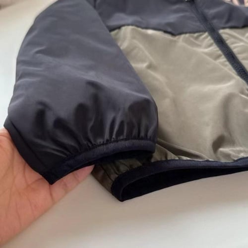 جاكيت بلونين وشعار الماركة