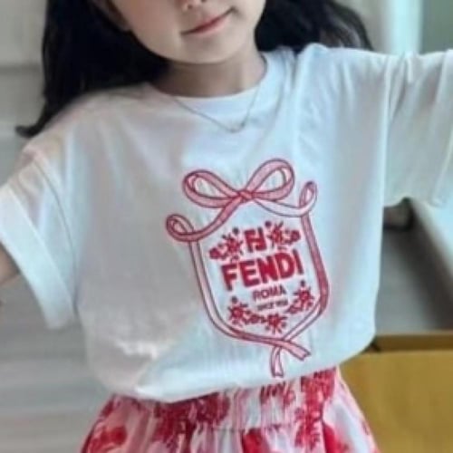 تيشيرت قطن ابيض بتطريز احمر لشعار الماركة