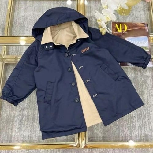 جاكيت يلبس على الجهتين باللونين البيج والكحلي