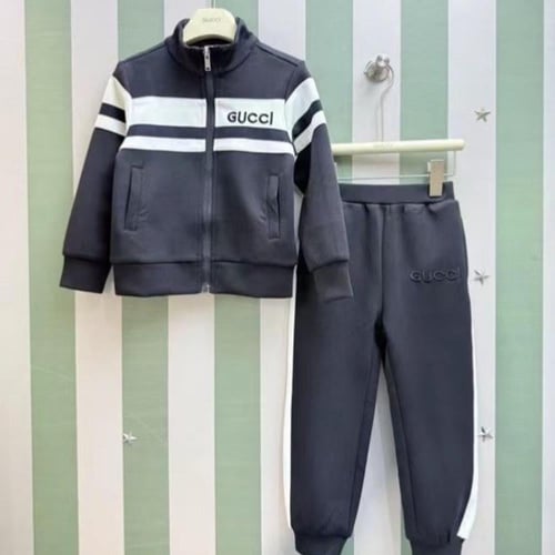 جاكيت مع بنطلون قطن ومطرز بشعار الماركة