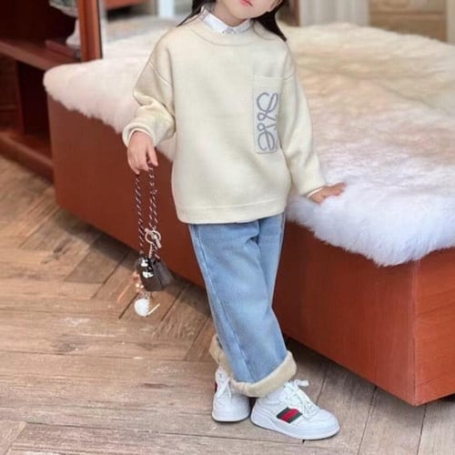 سويتر صوف ناعم بمخبئ امامي جانبي