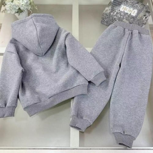 هودي قطن مع بنطلون عليه شعار الماركة