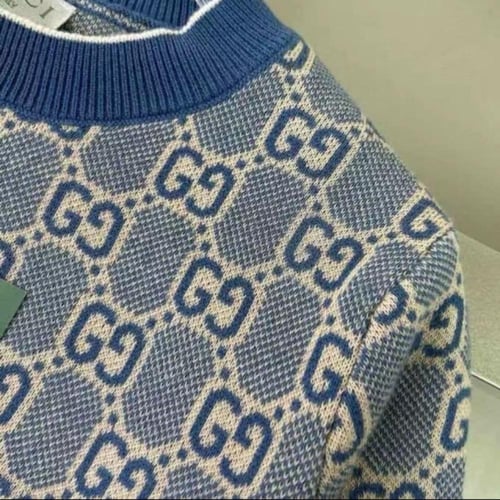 سويتر ناعم ازرق بنقشة شعار قوتشي