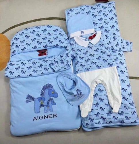 طقم مواليد منوع مستوحى من ماركات شهيرة رائعة