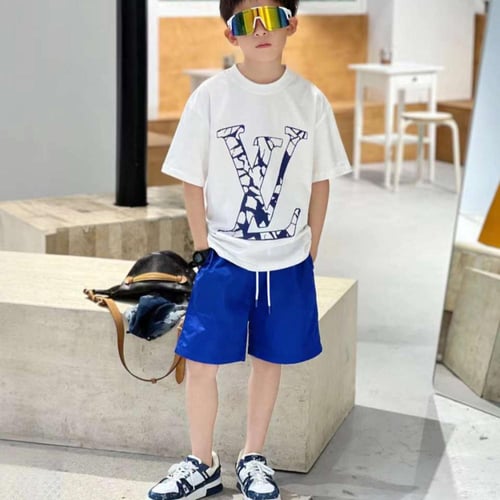 تيشيرت قطن ابيض بشعار ال ڤي باللون الازرق