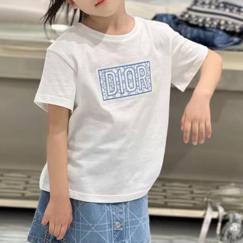 تيشيرت قطن ابيض عليه شعار الماركة مطرز بالازرق