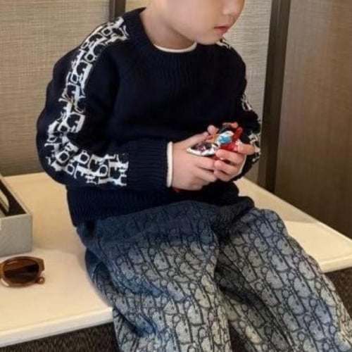 سويتر صوف ناعم بنقشات عالاكمام بشعار الماركه