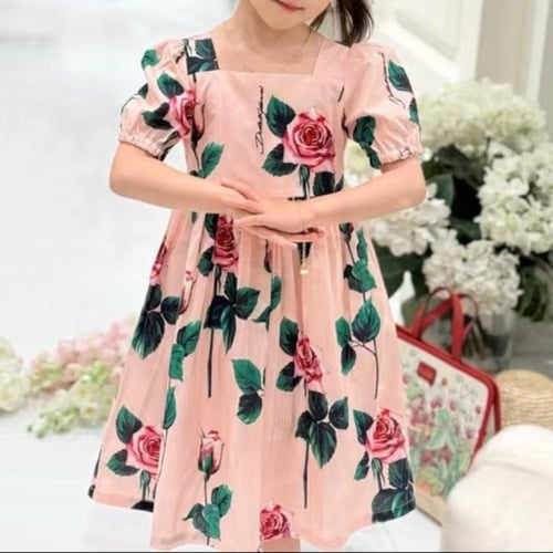 فستان قطن بنقشة ورود من دولتشي قابانا