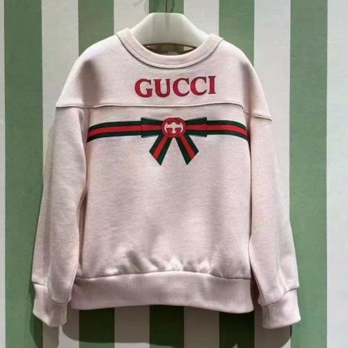 سويت شيرت وردي قطن عليه شعار قوتشي مع بنطلون