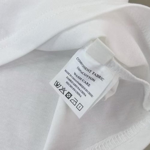 تيشيرت قطن ابيض عليه شعار للماركه