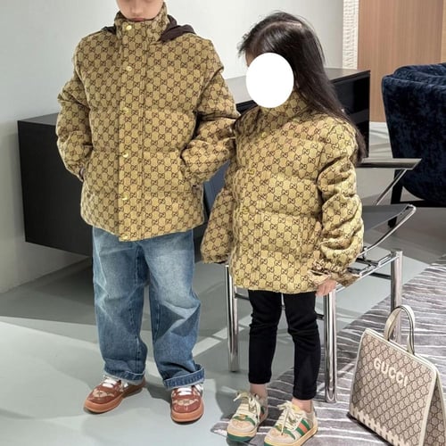 جاكيت منفوخ بيج بنقشة شعار قوتشي