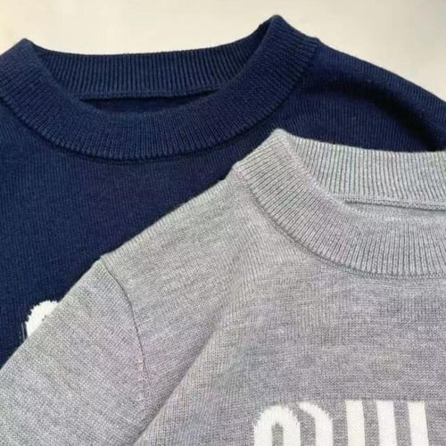 سويتر صوف ناعم عليه شعار الماركة