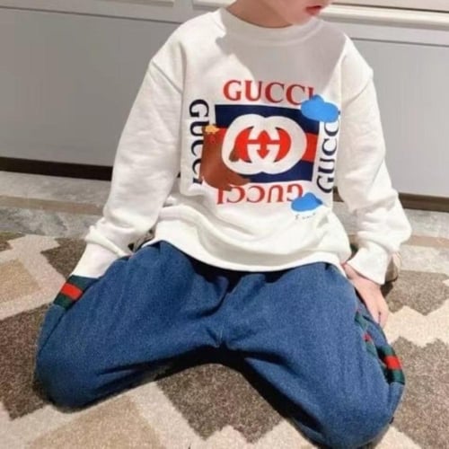 سويت شيرت قطن ابيض عليه شعار الماركة