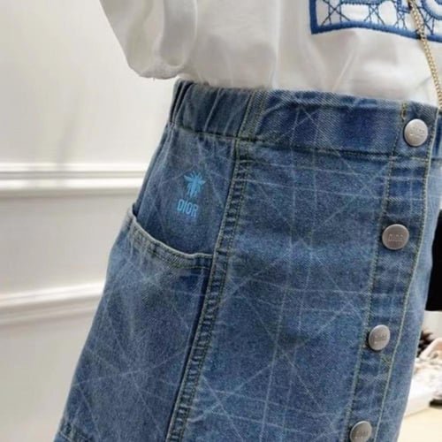 تنوره جينز ازرق قصيره بأزرار اماميه من ديور