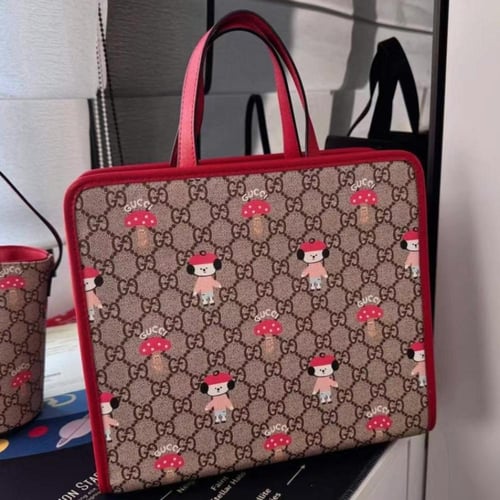 حقيبة يد واسعة بشعار الماركة مزينة بطبعات للأطفال