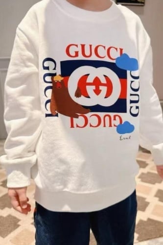 سويت شيرت قطن ابيض عليه شعار الماركة